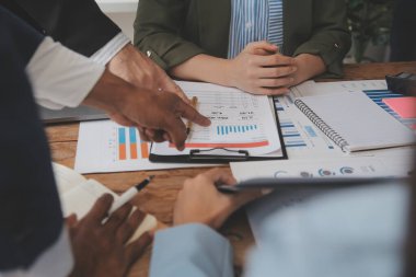 Co çalışma konferans, dizüstü bilgisayar ve dijital tablet, Ofis Masaları üzerinde yeni planı mali grafik verilerini tartışırken yatırımcı meslektaşları mevcut, Toplantı iş takım finans, muhasebe, yatırım.