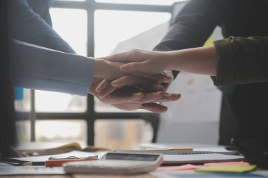 Toplantı ve tebrik kavramı, iki emin iş anlaşması ve iyi tartışırken sonra iş adamları ticaret sözleşme ve yeni projelerin anlaşma hem şirketler, başarı, ortaklık, ortak çalışan için.