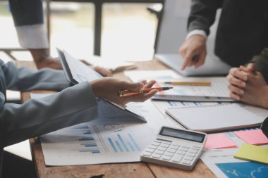 Co çalışma konferans, dizüstü bilgisayar ve dijital tablet, Ofis Masaları üzerinde yeni planı mali grafik verilerini tartışırken yatırımcı meslektaşları mevcut, Toplantı iş takım finans, muhasebe, yatırım.