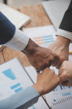 Toplantı ve tebrik kavramı, iki emin iş anlaşması ve iyi tartışırken sonra iş adamları ticaret sözleşme ve yeni projelerin anlaşma hem şirketler, başarı, ortaklık, ortak çalışan için.