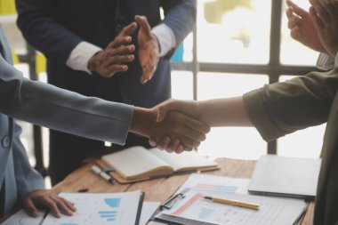 Toplantı ve tebrik kavramı, iki emin iş anlaşması ve iyi tartışırken sonra iş adamları ticaret sözleşme ve yeni projelerin anlaşma hem şirketler, başarı, ortaklık, ortak çalışan için.