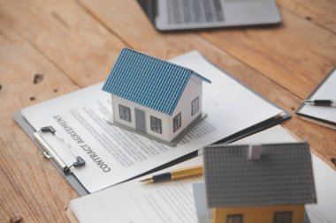 Emlakçı ve satış yöneticisi takım analiz Satılık Kiralık kira sözleşmesinin fiyatlandırma için ipotek kredi teklif ve ev sigortası ile ilgili anlaşma, Satın almak.