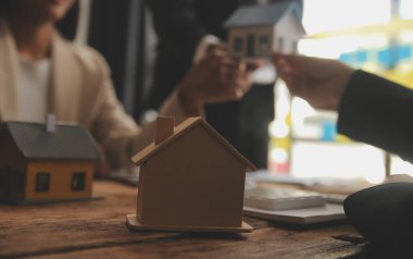 Emlakçı ve satış yöneticisi takım analiz Satılık Kiralık kira sözleşmesinin fiyatlandırma için ipotek kredi teklif ve ev sigortası ile ilgili anlaşma, Satın almak.