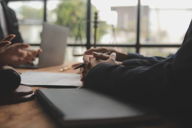 İyi hizmet işbirliği, İş kadını ve erkek avukatın danışmanlığı veya danışmanın müvekkil, hukuk ve hukuk hizmetleri konseptiyle takım toplantısı yapması.