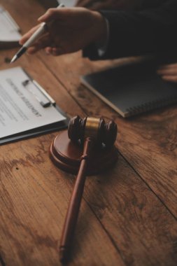 İyi hizmet işbirliği, İş kadını ve erkek avukatın danışmanlığı veya danışmanın müvekkil, hukuk ve hukuk hizmetleri konseptiyle takım toplantısı yapması.