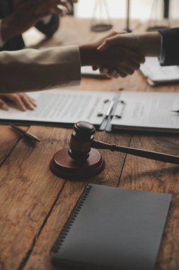 İyi hizmet işbirliği, İş kadını ve erkek avukatın danışmanlığı veya danışmanın müvekkil, hukuk ve hukuk hizmetleri konseptiyle takım toplantısı yapması.