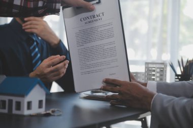 Emlakçı ve satış yöneticisi takım analiz Satılık Kiralık kira sözleşmesinin fiyatlandırma için ipotek kredi teklif ve ev sigortası ile ilgili anlaşma, Satın almak.