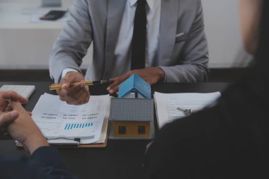 Emlakçı ve satış yöneticisi takım analiz Satılık Kiralık kira sözleşmesinin fiyatlandırma için ipotek kredi teklif ve ev sigortası ile ilgili anlaşma, Satın almak.