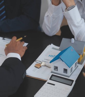 Emlakçı ve satış yöneticisi takım analiz Satılık Kiralık kira sözleşmesinin fiyatlandırma için ipotek kredi teklif ve ev sigortası ile ilgili anlaşma, Satın almak.
