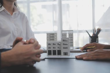 Emlakçı ve satış yöneticisi takım analiz Satılık Kiralık kira sözleşmesinin fiyatlandırma için ipotek kredi teklif ve ev sigortası ile ilgili anlaşma, Satın almak.