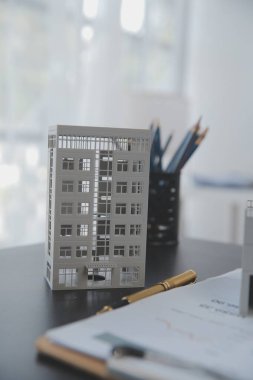 Emlakçı ve satış yöneticisi takım analiz Satılık Kiralık kira sözleşmesinin fiyatlandırma için ipotek kredi teklif ve ev sigortası ile ilgili anlaşma, Satın almak.