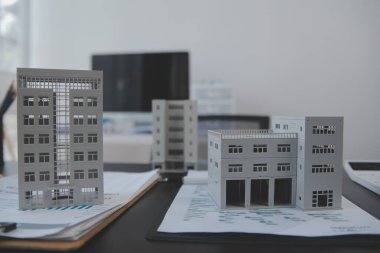 Emlakçı ve satış yöneticisi takım analiz Satılık Kiralık kira sözleşmesinin fiyatlandırma için ipotek kredi teklif ve ev sigortası ile ilgili anlaşma, Satın almak.