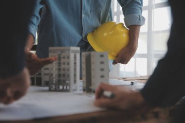 Modellik ve planlama alanında ortaklık ve mühendislik araçlarıyla çalışmak üzere proje için mühendis veya mimar toplantısının inşaat ve yapı konsepti, her iki şirket için de sözleşme.