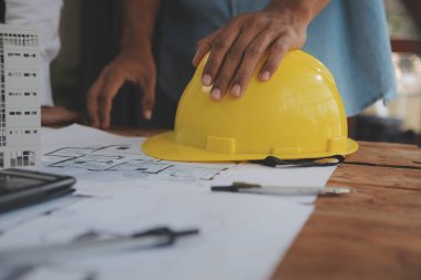 Modellik ve planlama alanında ortaklık ve mühendislik araçlarıyla çalışmak üzere proje için mühendis veya mimar toplantısının inşaat ve yapı konsepti, her iki şirket için de sözleşme.