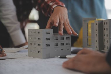 Modellik ve planlama alanında ortaklık ve mühendislik araçlarıyla çalışmak üzere proje için mühendis veya mimar toplantısının inşaat ve yapı konsepti, her iki şirket için de sözleşme.