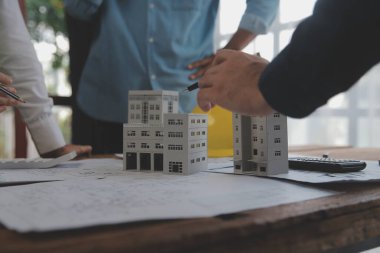 Modellik ve planlama alanında ortaklık ve mühendislik araçlarıyla çalışmak üzere proje için mühendis veya mimar toplantısının inşaat ve yapı konsepti, her iki şirket için de sözleşme.