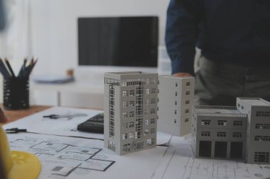 Modellik ve planlama alanında ortaklık ve mühendislik araçlarıyla çalışmak üzere proje için mühendis veya mimar toplantısının inşaat ve yapı konsepti, her iki şirket için de sözleşme.
