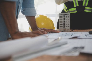 Modellik ve planlama alanında ortaklık ve mühendislik araçlarıyla çalışmak üzere proje için mühendis veya mimar toplantısının inşaat ve yapı konsepti, her iki şirket için de sözleşme.