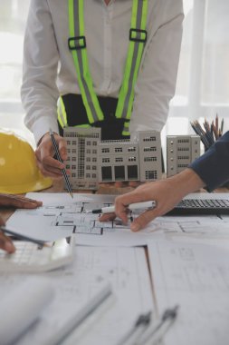 Modellik ve planlama alanında ortaklık ve mühendislik araçlarıyla çalışmak üzere proje için mühendis veya mimar toplantısının inşaat ve yapı konsepti, her iki şirket için de sözleşme.