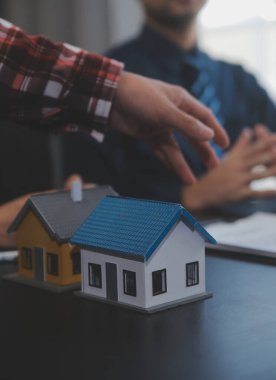 Emlakçı ve satış yöneticisi takım analiz Satılık Kiralık kira sözleşmesinin fiyatlandırma için ipotek kredi teklif ve ev sigortası ile ilgili anlaşma, Satın almak.