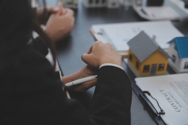 Emlakçı ve satış yöneticisi takım analiz Satılık Kiralık kira sözleşmesinin fiyatlandırma için ipotek kredi teklif ve ev sigortası ile ilgili anlaşma, Satın almak.