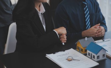 Emlakçı ve satış yöneticisi takım analiz Satılık Kiralık kira sözleşmesinin fiyatlandırma için ipotek kredi teklif ve ev sigortası ile ilgili anlaşma, Satın almak.