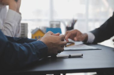 Emlakçı ve satış yöneticisi takım analiz Satılık Kiralık kira sözleşmesinin fiyatlandırma için ipotek kredi teklif ve ev sigortası ile ilgili anlaşma, Satın almak.