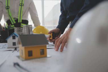 Modellik ve planlama alanında ortaklık ve mühendislik araçlarıyla çalışmak üzere proje için mühendis veya mimar toplantısının inşaat ve yapı konsepti, her iki şirket için de sözleşme.