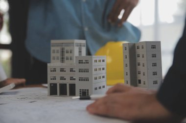 Modellik ve planlama alanında ortaklık ve mühendislik araçlarıyla çalışmak üzere proje için mühendis veya mimar toplantısının inşaat ve yapı konsepti, her iki şirket için de sözleşme.