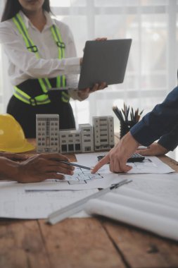 Modellik ve planlama alanında ortaklık ve mühendislik araçlarıyla çalışmak üzere proje için mühendis veya mimar toplantısının inşaat ve yapı konsepti, her iki şirket için de sözleşme.