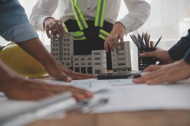 Modellik ve planlama alanında ortaklık ve mühendislik araçlarıyla çalışmak üzere proje için mühendis veya mimar toplantısının inşaat ve yapı konsepti, her iki şirket için de sözleşme.