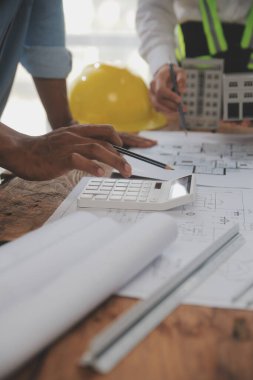 Modellik ve planlama alanında ortaklık ve mühendislik araçlarıyla çalışmak üzere proje için mühendis veya mimar toplantısının inşaat ve yapı konsepti, her iki şirket için de sözleşme.