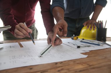 Modellik ve planlama alanında ortaklık ve mühendislik araçlarıyla çalışmak üzere proje için mühendis veya mimar toplantısının inşaat ve yapı konsepti, her iki şirket için de sözleşme.