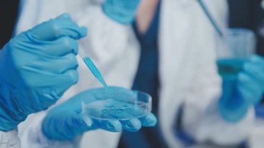Test tüpü tutan bilim adamını yakın çekim
