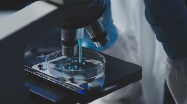 Laboratuvarda Mikroskop Kullanan Bilimadamı