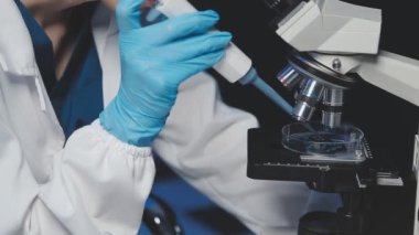 Laboratuvarda çalışan bilim adamı.