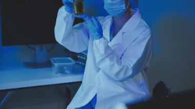 Laboratuvar bilim adamı, test tüpünü kanla tutuyor.