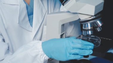 Mikroskop tutan bilim adamı