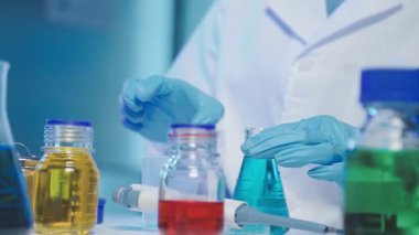 Laboratuvarda test tüpleri tutan bilim adamlarının yakın çekimi