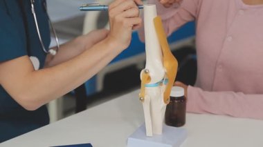 Doktor elinde bir şırınga tutuyor.