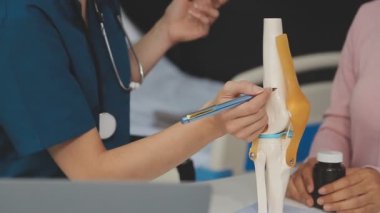 Genç doktor klinikte fizik tedavi uyguluyor.