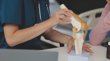 Doktor hastayı elinde tutuyor..