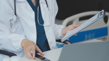 Tıp bürosunda tablet bilgisayar kullanan doktor..