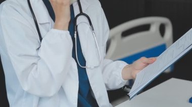 Doktor stetoskop bir Pano holding ile