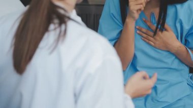 Kadın doktor hastanede el ele tutuşuyor.