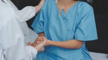 Doktor hastayı elle muayene ediyor.