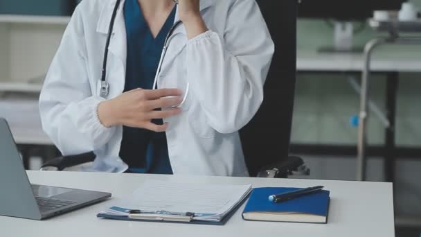 Doctora Que Usa Una Computadora Portátil Hospital Servicio Médico Personal — Vídeo de stock