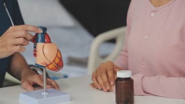 Doktor kalp atışlarını kontrol ediyor.