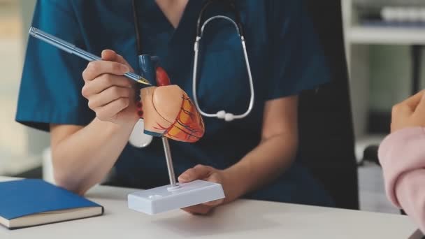Médico Segurando Amostra Sangue Vermelho Com Estetoscópio Hospital — Vídeo de Stock
