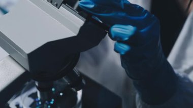 Laboratuvar mikroskobu yakın çekim. yüksek kaliteli fotoğraf